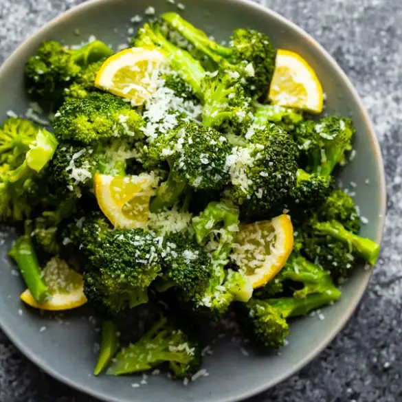 Instant pot steamed broccoli recipe. Very easy 2-ingredients vegan-friendly recipe. Ready in 10 minutes. #instantpot #pressurecooker #dinner #broccoli #healthy #vegetarian #vegan #homemade
