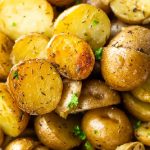 slow-cooker-baked-potatoes-recipe Baby potatoes with olive oil and herbs cooked in a slow cooker. Very easy and tasty vegetarian recipe. #slowcooker #crockpot #potatoes #dinner #homemade #vegetarian #vegan #yummy