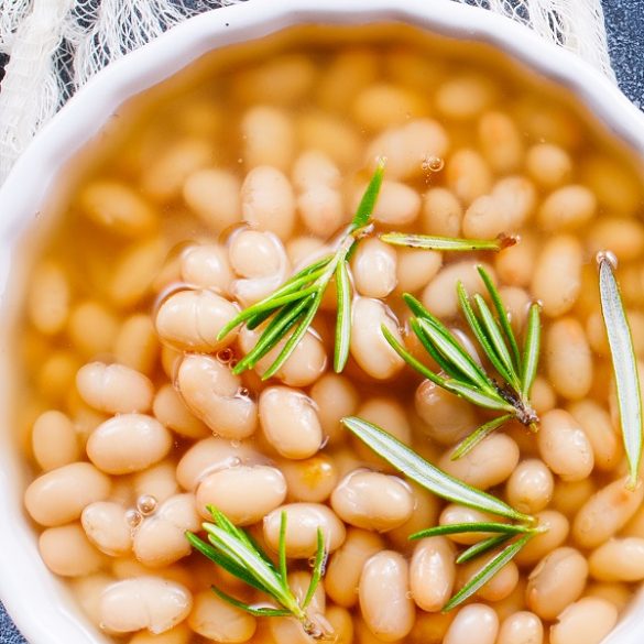 Instant pot vegan white beans with rosemary and garlic. Learn how to cook delicious white beans in an electric instant pot. #instantpot #pressurecooker #vegean #vegetarian #beans #dinner #healthy #homemade