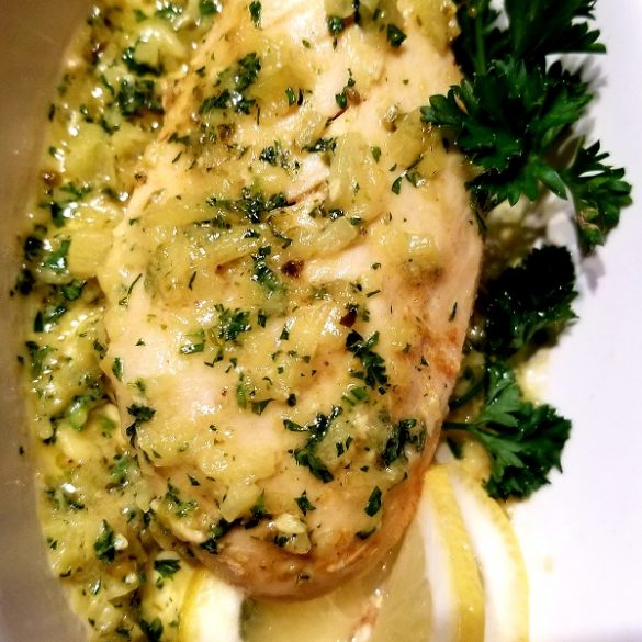 Crock pot keto lemon-garlic chicken breasts. Learn how to cook easy and healthy chicken in a crock pot/slow cooker. #slowooker #crockpot #dinner #keto #healthy #chicken #chickenbreasts #homemade