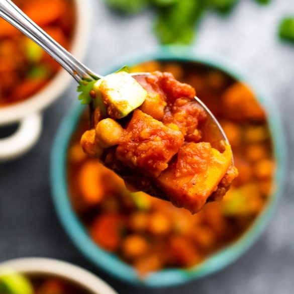 crock-pot-vegan-spicy-chickpea-chili-recipe Crock pot vegan spicy chickpea chili recipe. Learn how to cook delicious spicy vegan chili in a slow cooker. #slowcooker #crockpot #vegan #vegetarian #dinner #healthy #homemade
