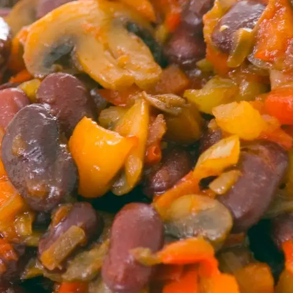 instant-pot-easy-vegan-chili-recipe Instant pot easy vegan chili recipe. Learn how to cook perfect vegan chili in an electric instant pot. Easy and healthy! #instantpot #pressurecooker #vegan #vegetarian #dinner #chili #recipe #homemade