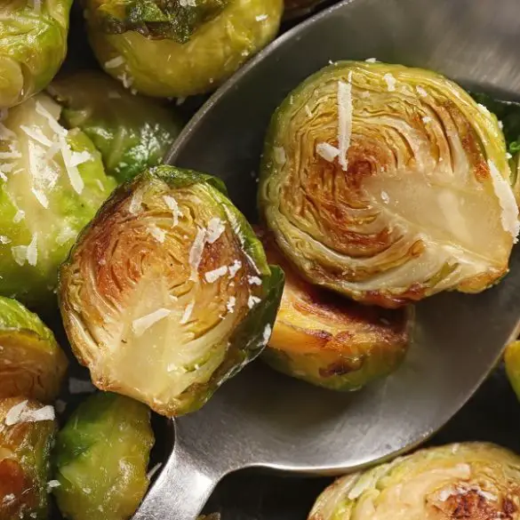 Air fryer balsamic Brussels sprouts recipe. Learn how to cook easy and healthy brussels sprouts in an air fryer. #airfryer #vegetarian #easy #healthy #dinner