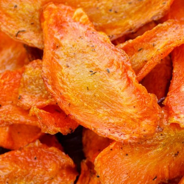 Air fryer vegetarian carrot chips recipe. Learn how to cook healthy and delicious carrot chips in an air fryer. #airfryer #appetizers #healthy #vegetarian #vegan #easy #crispy