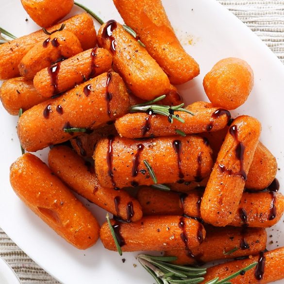 Air fryer roasted carrots recipe. Learn how to cook sweet and spicy carrots in an air fryer. #airfryer #appetizers #carrots #recipes #snacks #vegetarian #vegan #healthy