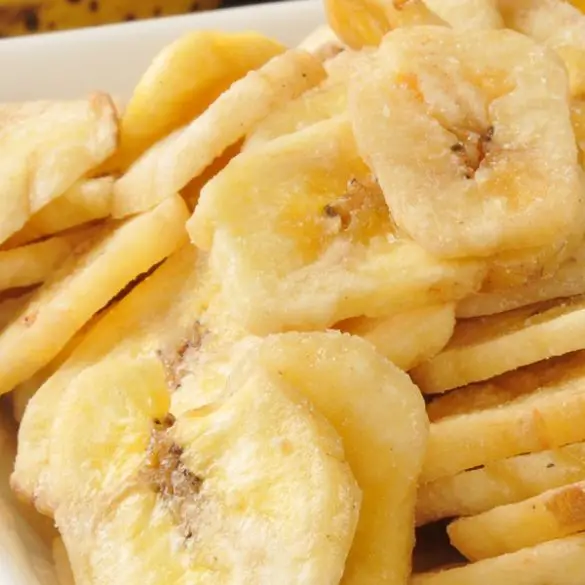 air-fryer-banana-chips-recipe Air fryer banana chips recipe. These air fryer banana chips are so tasty! It's no-fuss, low-calorie, and gluten-free. #airfryer #diet #vegetarian #vegan #healthy #appetizers #snacks