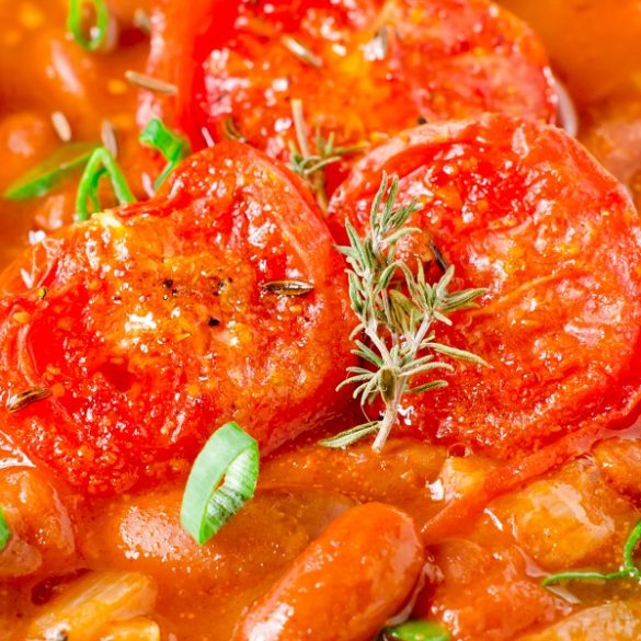 Slow cooker tomato and bean soup recipe. This recipe is the best! It's healthy, vegan, and full of vegetables. #slowcooker #crockpot #soup #vegetarain #vegan #easy #healthy