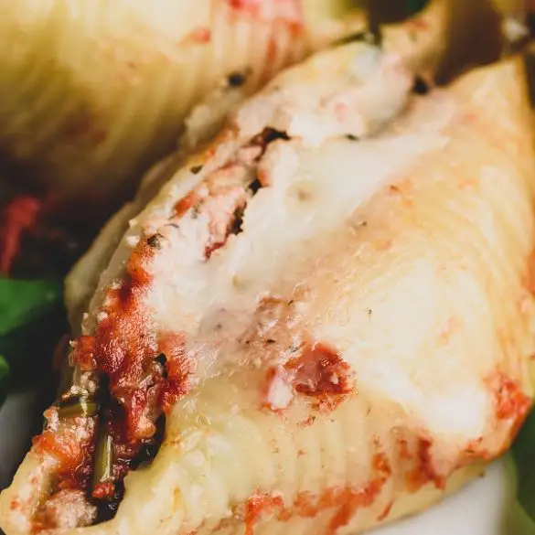 Slow cooker turkey and s[pinach stuffed shells. A healthy twist on a stuffed shells recipe that has spinach, turkey, and a creamy tomato sauce. #slowcooker #crockpot #pasta #dinner #healthy #turkey