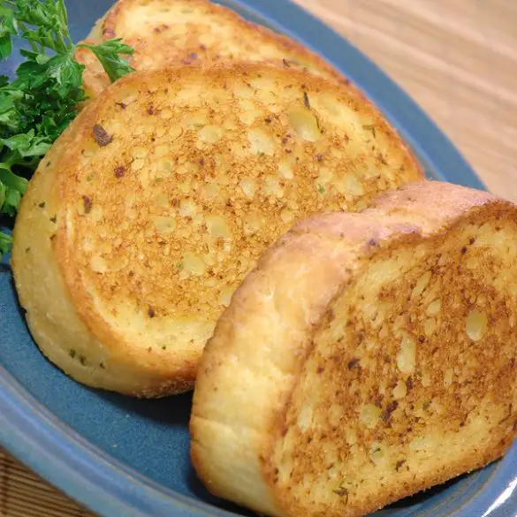 air-fryer-texas-toasts-recipe Air fryer Texas toast recipe. The Texas toast is the perfect bread to use in making your favorite sandwich. #airfryer #appetizers #toasts #breakfast #easy #vegetarian #vegan