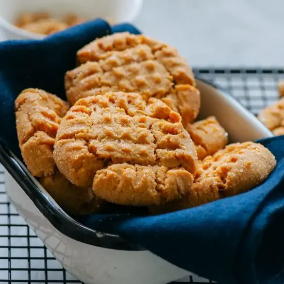 air-fryer-peanut-butter-cookis-recipe Air fryer peanut butter cookies recipe. These Peanut Butter Cookies are a lighter and healthier alternative to traditional peanut butter cookies. #airfryer #desserts #breakfast #cookies