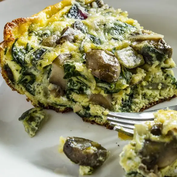 Air fryer spinach and mushroom frittata recipe. This spinach and mushroom frittata is a healthy, tasty meal for breakfast, lunch, or dinner. #airfryer #dinner #healthy #homemade #frittata #mushrooms #spinach