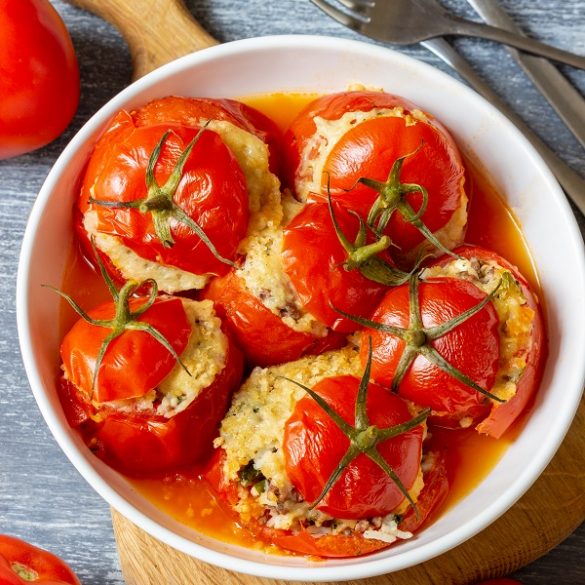 Instant pot stuffed tomatoes recipe. Stuffed tomatoes recipe that's perfect for a comforting, hearty, and delicious meal. #pressurecooker #instantpot #dinner #homemade #tomatoes #stuffed