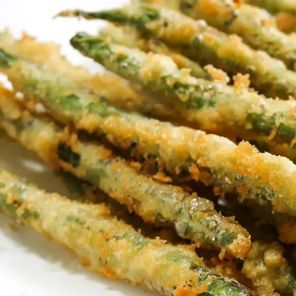 Air fryer crispy baked green beans. These green beans are delicious and crispy. With the help of a hand-held air fryer, they're cooked in just 10 minutes at 380 degrees Fahrenheit. #airfryer #beans #vegetarian #crispy #appetizers #healthy