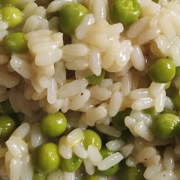 Slow cooker risi bisi recipe. Risi Bisi, a rice and peas dish, is one of the most popular Jamaican dishes. #slowcooker #crockpot #dinner #homemade #vegetarian #vegan #delicious #easy