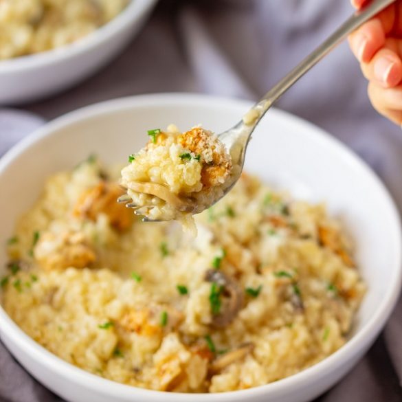 Instant pot chicken risotto recipe. You can quickly make a delicious and healthy chicken risotto with an instant pot! #pressurecooker #instantpot #chicken #dinner #homemade #risotto #healthy