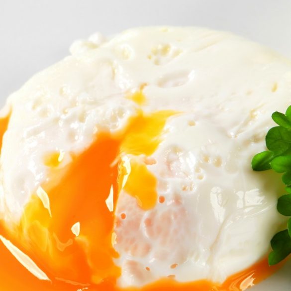 Instant pot poached eggs recipe. If you're looking for the best-poached eggs recipe, this is it. #pressurecooker #instantpot #poachedeggs #breakfast #dinner #homemade #recipes #eggs #easy