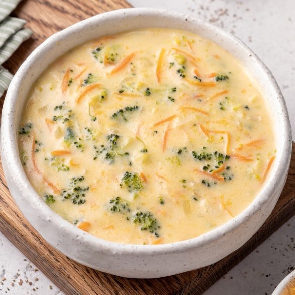 Instant pot broccoli and cheese soup recipe. Healthy broccoli, onion and cheese soup made in the Instant Pot! #pressurecooker #instantpot #recipes #soups #healthy #homemade #yummy