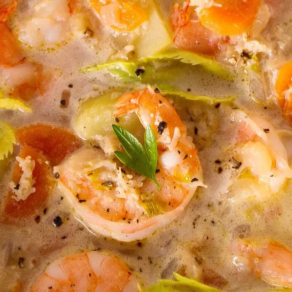 Slow cooker shrimp and crab chowder. This slow cooker chowder is a perfect way to use up all the fresh seafood available in the stores this time of year. #slowcooker #crockpot #seafood #chowders #soups #healthy #homemade #recipes
