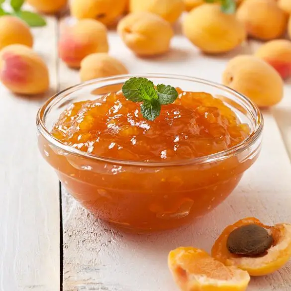 Slow cooker apricot jam. Apricot jam cooked in the slow cooker. This is a beautiful apricot jam with an intense, fresh flavor. #slowcooker #crockpot #desserts #breakfast #vegetarian #vegan