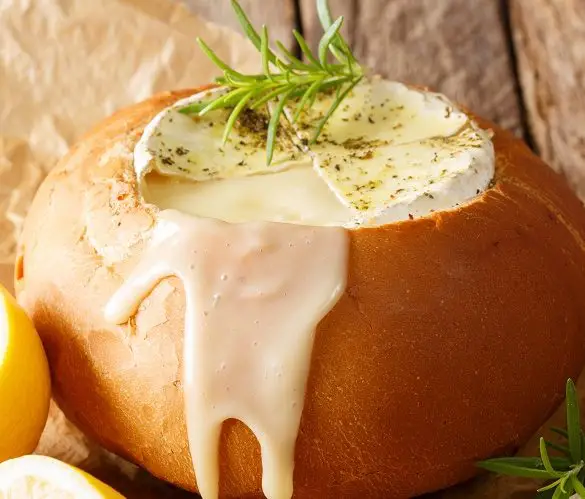 Slow cooker camembert bread bowl. This crockpot camembert bread bowl is a slow cooker recipe that's perfect for parties or a weeknight dinner. #slowcooker #crockpot #bread #recipes #homemade