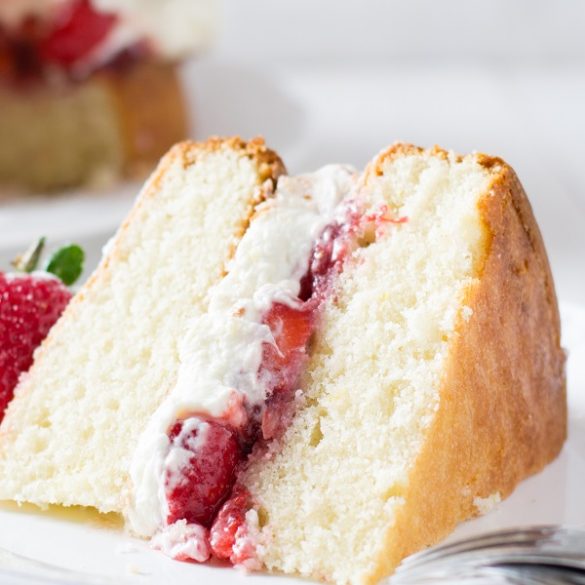 Slow cooker victoria sponge cake. This Victoria sponge cake is a twist on a traditional British treat. #slowcooker #crockpot #desserts #homemade #breakfast